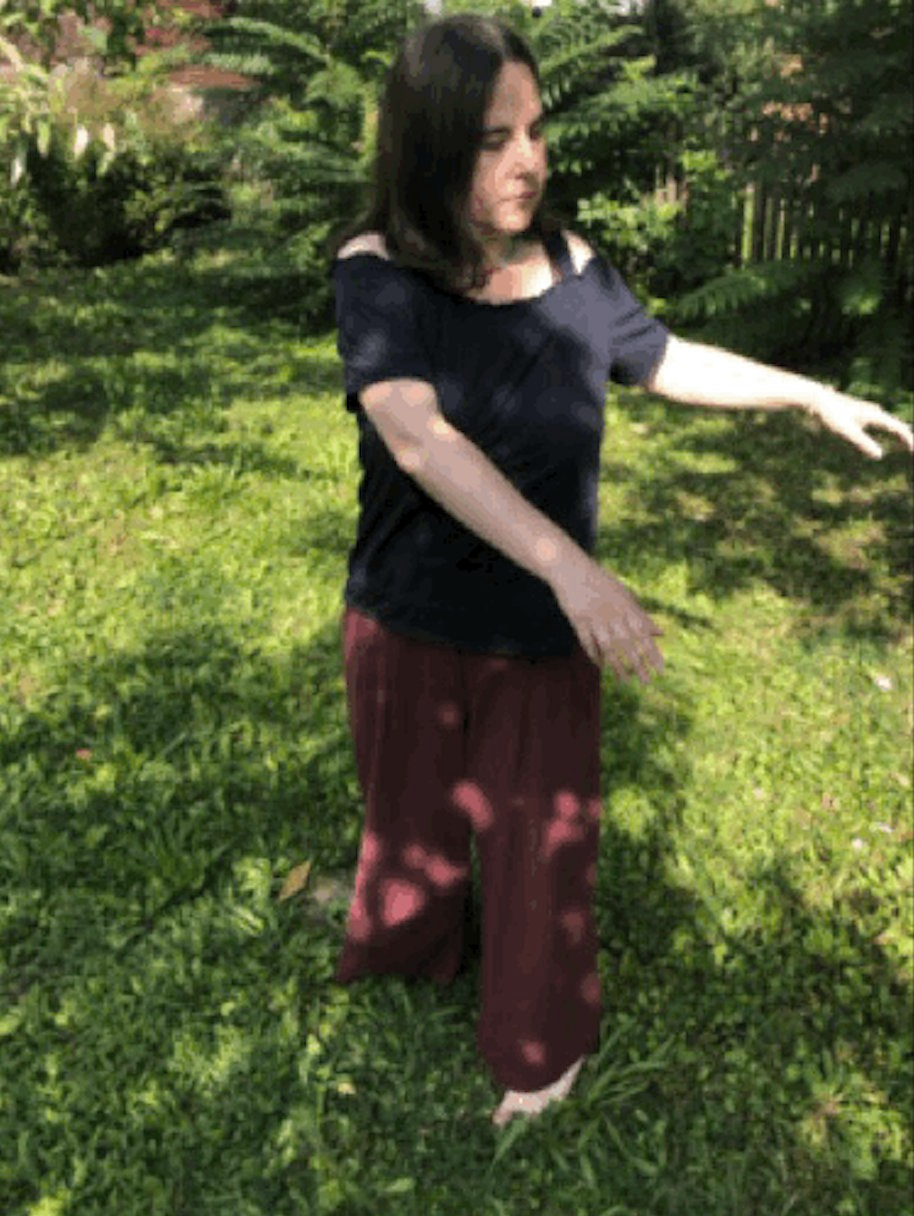 Anne-Christin in Bewegung, Qigong übend im Garten